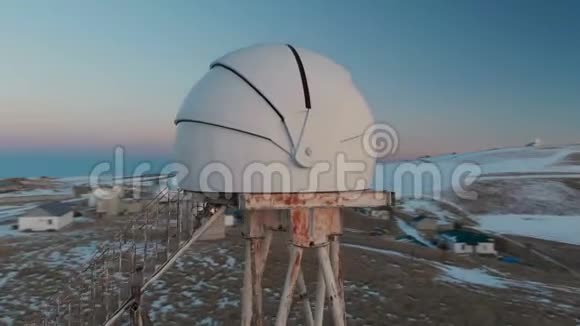 傍晚时分在北高加索的天文观测台以山为背景的空中观景视频的预览图