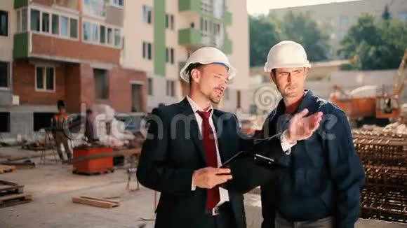 男人解释工人如何在建筑中工作视频的预览图