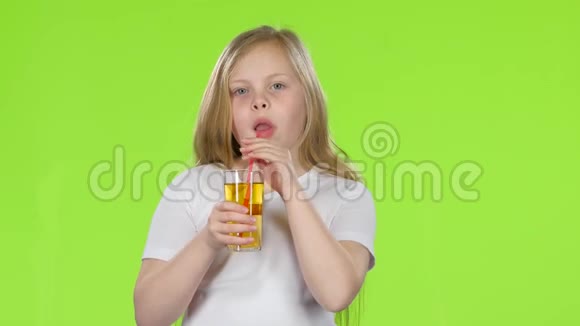 小女孩用吸管喝苹果汁绿色屏幕视频的预览图