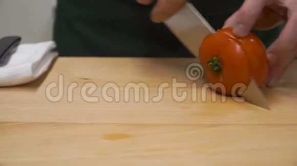 把番茄切成两半剪辑烹饪食物和家庭概念关闭男性手切胡椒在砧板上视频的预览图