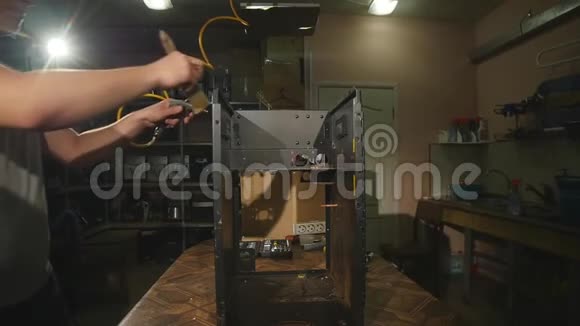 拆卸咖啡机后盖伊用刷子慢动作清洁咖啡灰尘表面视频的预览图
