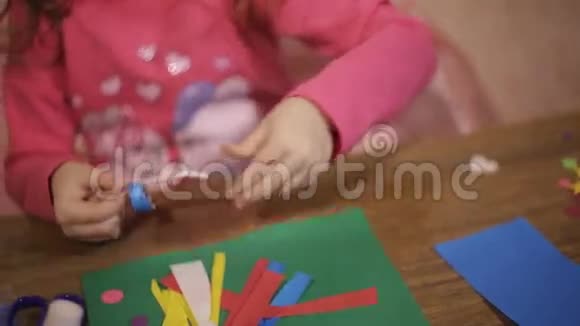 小女孩小心翼翼地粘着彩色纸我要你去DIY手工制作视频的预览图