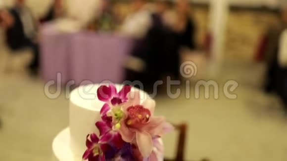 新娘和新郎用鲜花切蛋糕视频的预览图