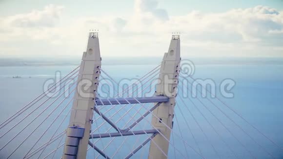 顶钢结构电缆在海上停留桥背景多云的天空视频的预览图