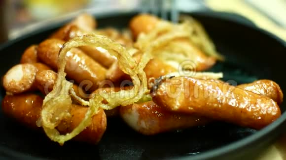 炸鸡香肠和洋葱块在煎锅里油性食物是酒精的零食视频的预览图