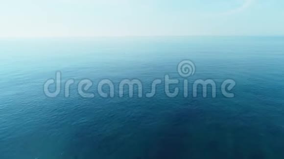 在平静的海面上飞过绿松石水海洋背景视频的预览图