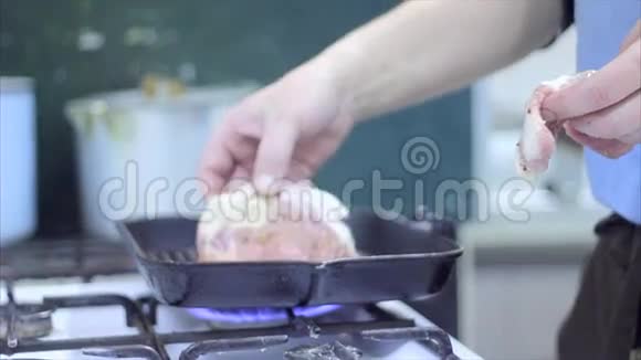 厨师把肉放在煎锅上视频的预览图