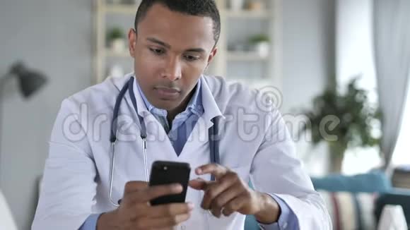 非裔美国医生用智能手机说话视频的预览图