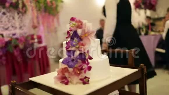 新娘和新郎用鲜花切蛋糕视频的预览图