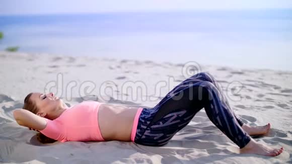 健康年轻的美女为压力机的肌肉做运动拿起身体把压力泵上视频的预览图