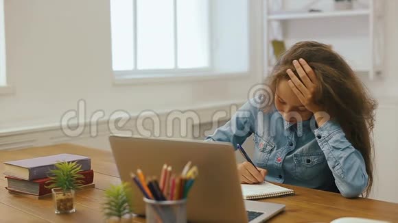 带手提电脑的年轻女孩正在做作业大学教育在家学习和使用电脑的女生视频的预览图