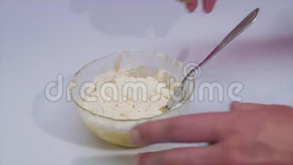 用面粉把鸡蛋打在碗里视频的预览图
