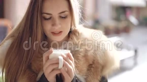 为聪明的女孩特写肖像喝一杯热气腾腾的咖啡4K视频的预览图
