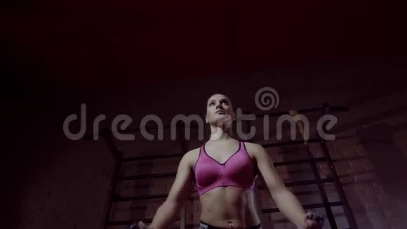 健身俱乐部运动的漂亮女运动员视频的预览图