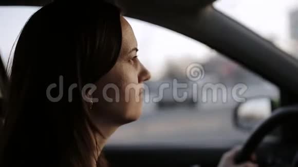 一个开车的女人视频的预览图