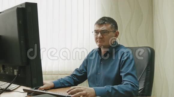 办公室工作人员戴着台式电脑前的眼镜多利射击视频的预览图