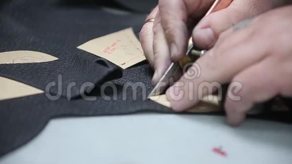 鞋匠师傅切割鞋革为模板点击鞋面慢动作视频的预览图
