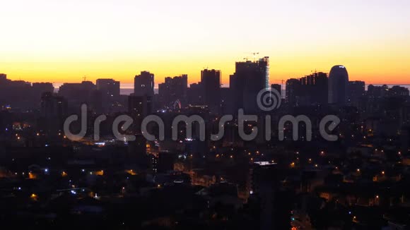 摩天大楼剪影与大城市日落的鸟瞰图视频的预览图