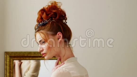这位美丽的女孩为相机摆了一个红头发的模特慢镜头视频的预览图