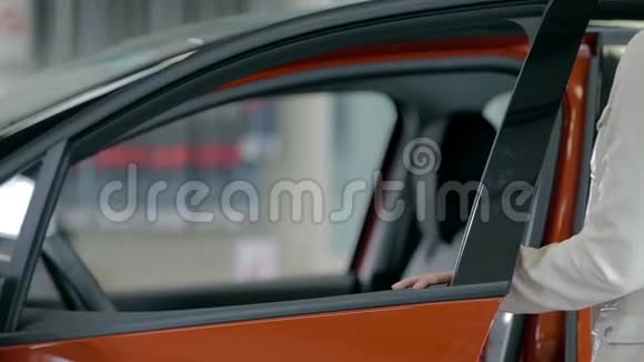 女性进入汽车的侧射视频的预览图