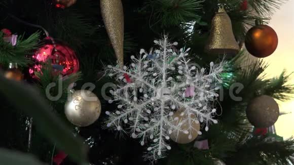 绿色圣诞树上喜庆的圣诞装饰品视频的预览图