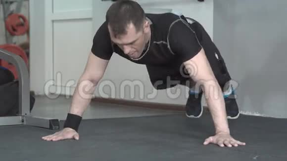 健身男子拍手俯卧撑在健身房锻炼视频的预览图