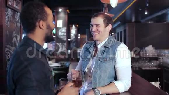 两个朋友在酒吧喝啤酒然后视频的预览图