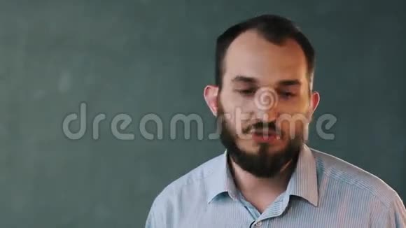 一个长着胡子穿着条纹衬衫的年轻商人热情地解释了视频的预览图