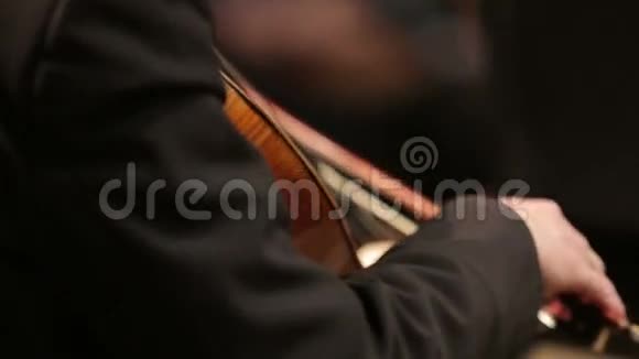 音乐家演奏大提琴视频的预览图