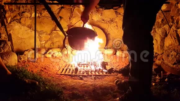 游客在火上的大锅里干扰汤视频的预览图
