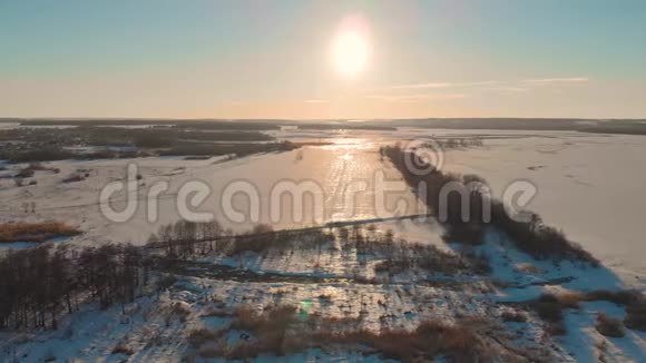 日落背景下冬季森林的鸟瞰图视频的预览图