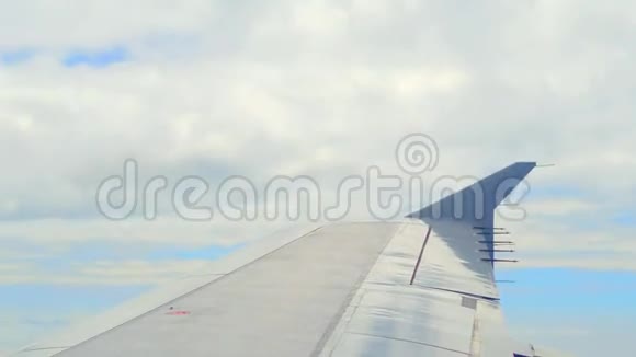 云下的飞机机翼视频的预览图