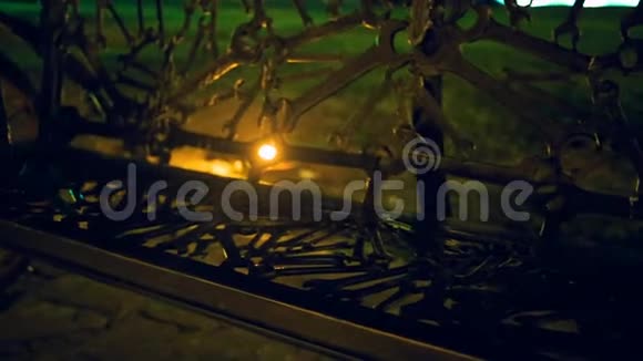 蒂比利西乔治博克夜景灯光明亮的和平桥梁这座桥横跨Mtkvari河和视频的预览图