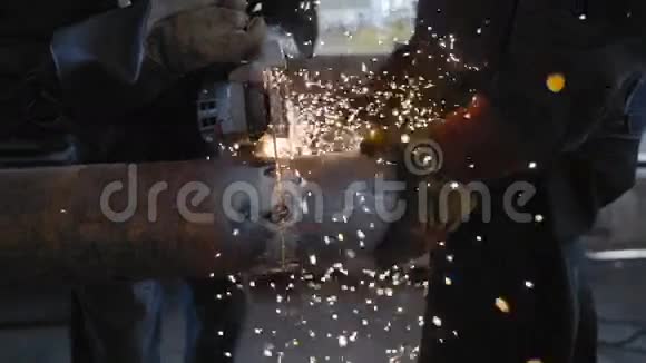 工人用角磨机切割钢管视频的预览图