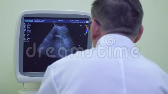 医生看看超声波设备的屏幕视频的预览图