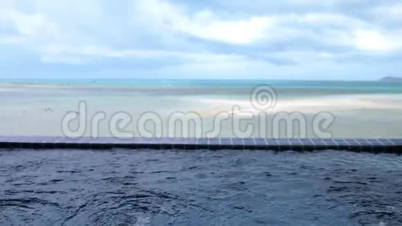 旅行度假豪华水疗按摩浴缸游泳池从苏梅岛度假酒店的海洋背景泰国慢动作视频的预览图