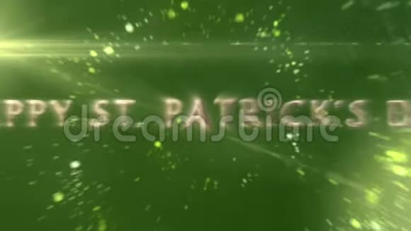 用金色字母写的圣帕特里克节快乐这个词的动画绿色的闪闪发光的光点在绿色上盘旋视频的预览图