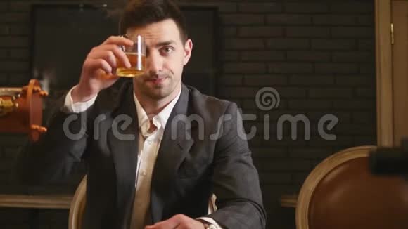 一个商人在酒吧喝威士忌视频的预览图