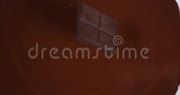黑巧克力药片落入牛奶巧克力视频的预览图