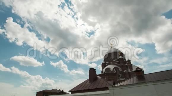 俄罗斯斯维雅格斯克2017年7月14日斯维雅格斯克岛镇东正教大教堂圣三一教堂时间流逝视频的预览图
