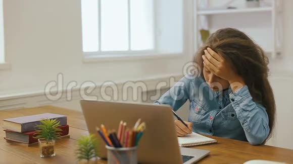 带手提电脑的年轻女孩正在做作业大学教育在家学习和使用电脑的女生视频的预览图