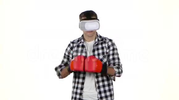 人拿着虚拟现实的眼镜在盒子里玩视频的预览图