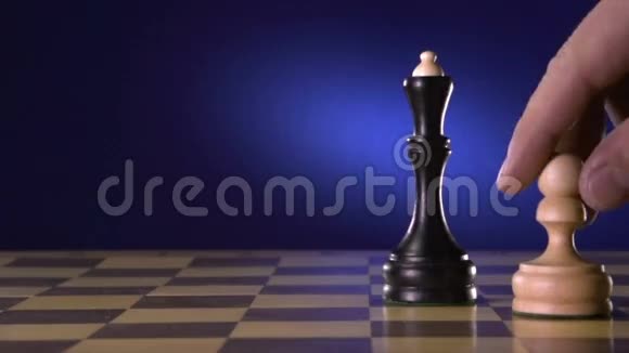 棋手把黑棋子向前移动视频的预览图