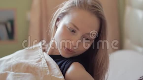 女孩醒来在床上和睡着的肌肉发达的丈夫交谈黎明时分视频的预览图