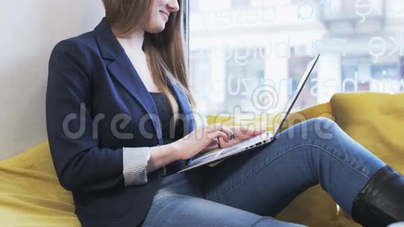 快乐的年轻女商人使用笔记本电脑视频的预览图