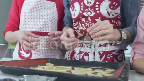 在准备圣诞饼干的过程中妈妈和孩子们笑了视频的预览图