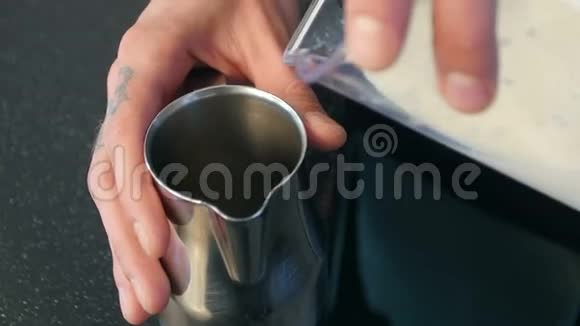 咖啡师倒牛奶卡布奇诺或拿铁视频的预览图