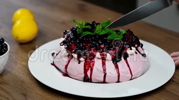 用菜刀切蛋糕巴甫洛娃加鲜奶油的梅林格帕夫洛娃蛋糕视频的预览图