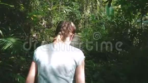 女人走在雨林丛林里视频的预览图
