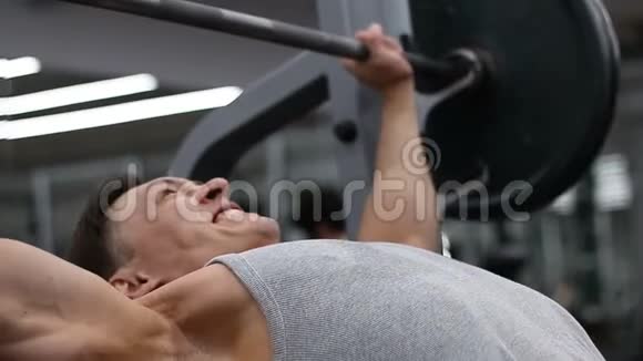 强壮的运动员在健身房举起杠铃举重运动视频的预览图